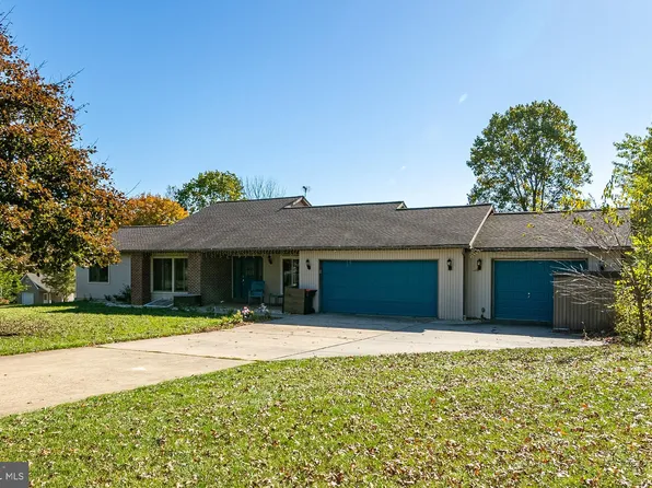 16 Mellon School Ln, Fleetwood, PA 19522