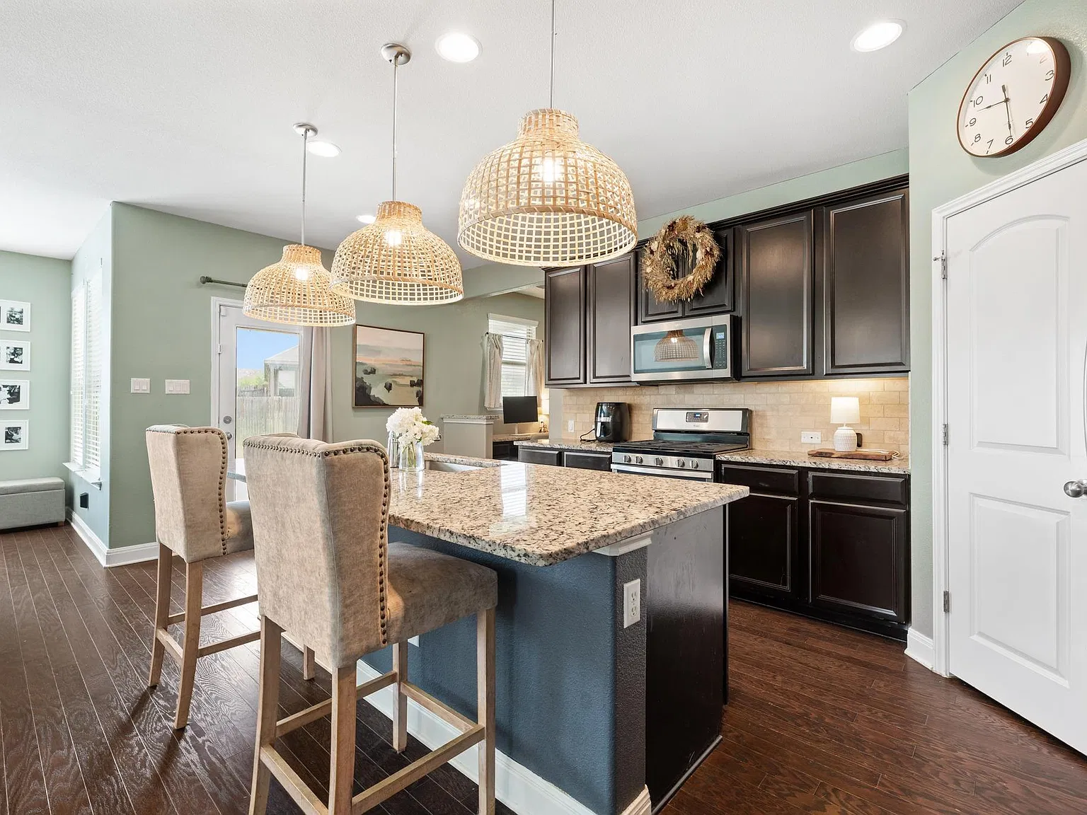 4 bed, 3.0 bath, 2457 sqft, $2,299 — Photo 1
