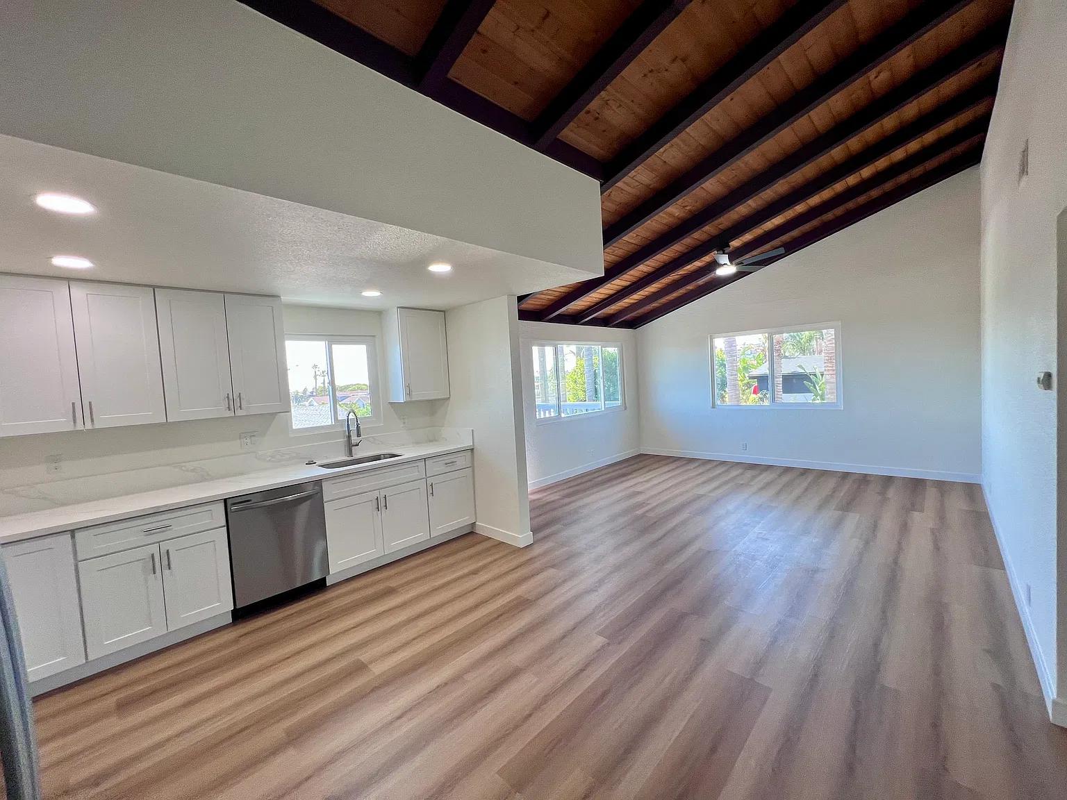 2 bed, 1100 sqft, $4,200 — Photo 4