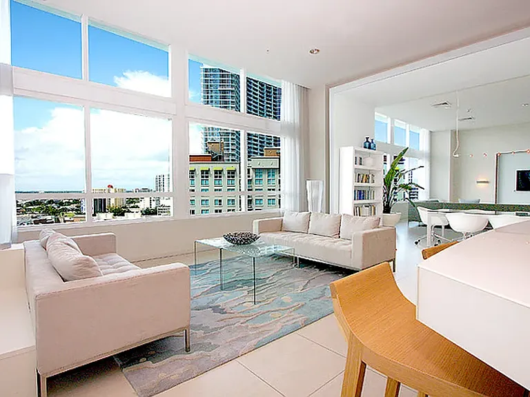 Common work and social space with beautiful city views!