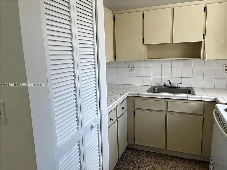 928 SW 30th Ave #3 — Photo 8