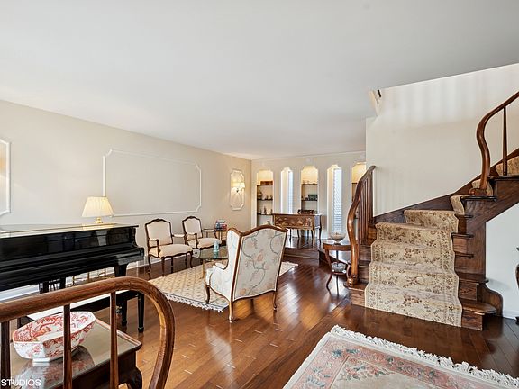 3rd image of 6920 N Avers Ave