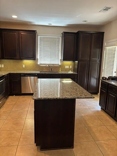 3 bed, 2.0 bath, 1844 sqft, $2,000 — Photo 4