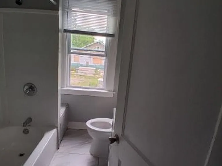 695 Algonquin St — Photo 5