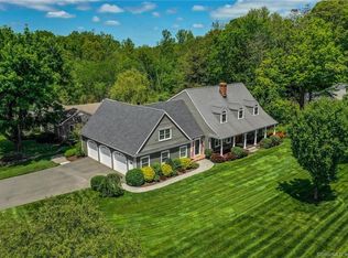 20 Taunton Lake Dr, Newtown, CT 06470