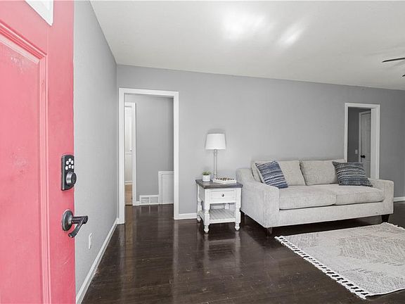 4th image of 10508 Corrington Ave