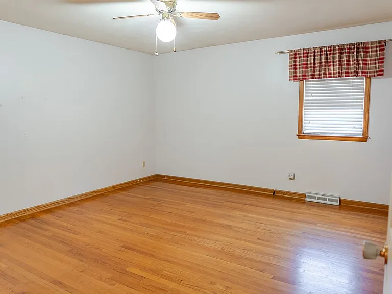 8020 Oakland Ave — Photo 16