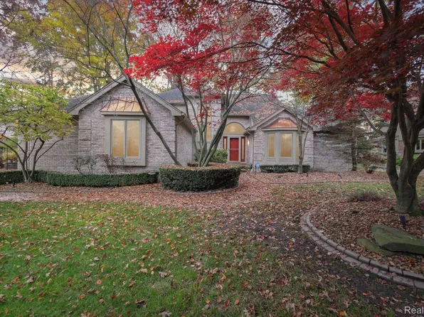 8980 Oak Run Dr, Shelby Township, MI 48317