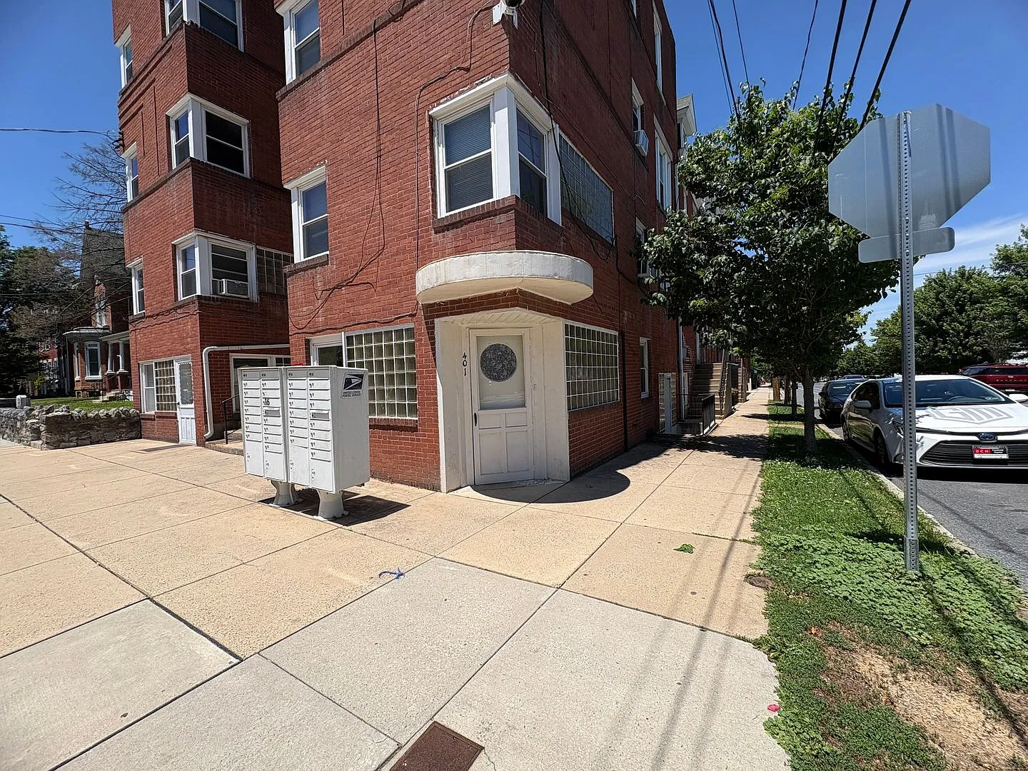 403 W James St — Photo 3
