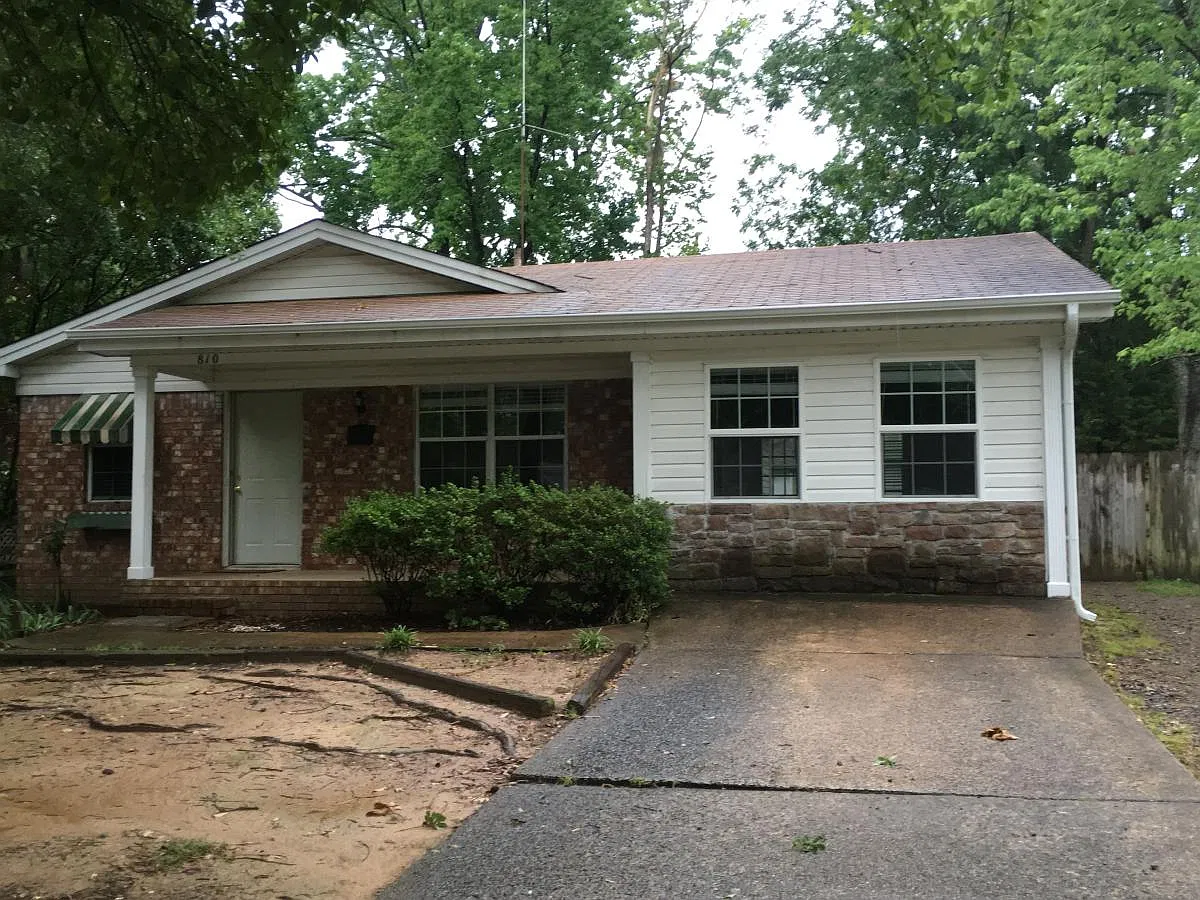 3 bed, 1.5 bath, 1416 sqft, $1,300 — Photo 1