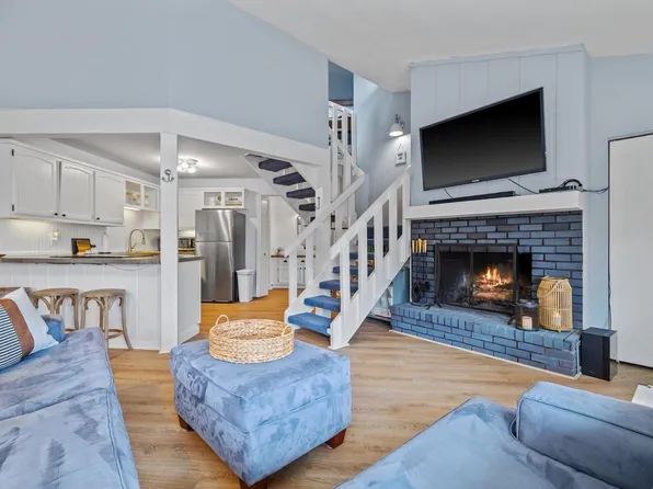 601 Knollwood CIRCLE #F, Fontana, WI 53125