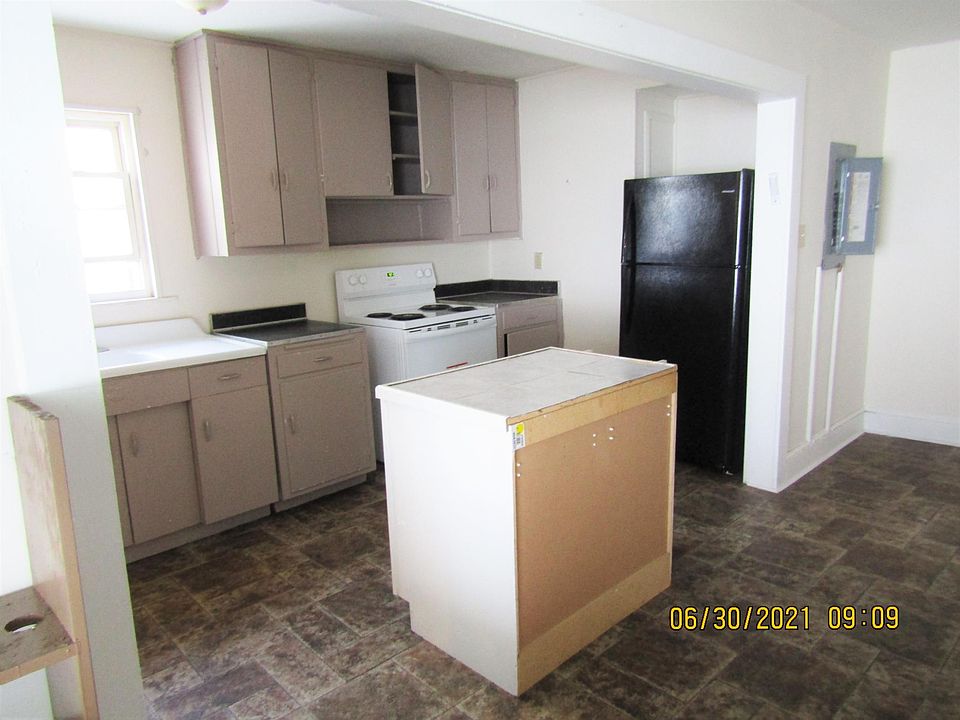 Kitchen, fridge & stove included