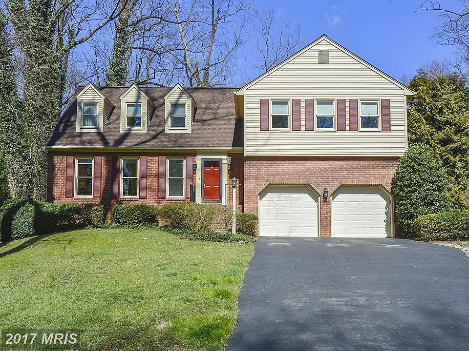 Wonderful Sturbridge House on Lovely Half Acre Lot