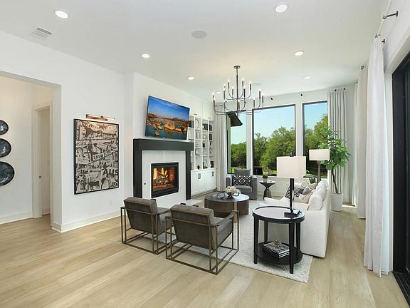 The Lynmar II Family room