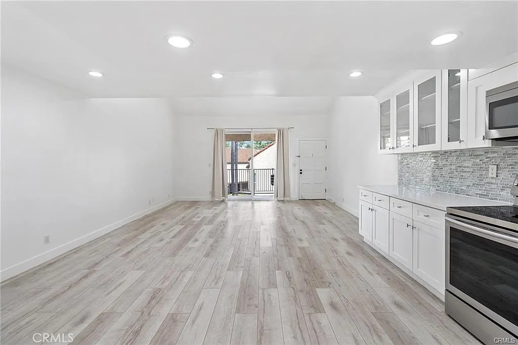 2 bed, 1011 sqft, $3,800 — Photo 3