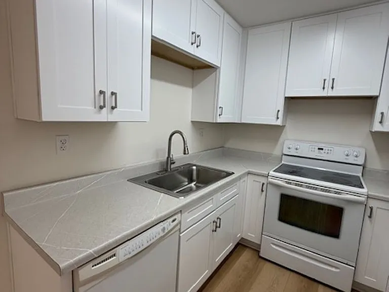 Very Nice 2 bedroom/2 Bathroom home close to Dining and Shopping — Photo 6