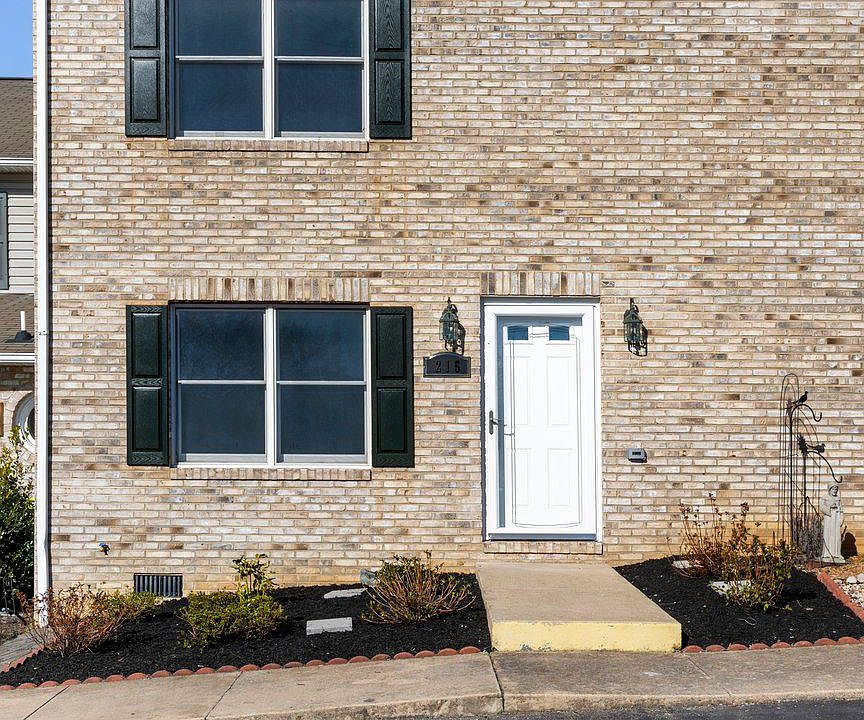 1st image of 215 Waterbrook Ct
