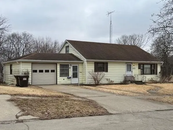 415 N Trunck Ave, Freeport, IL 61032