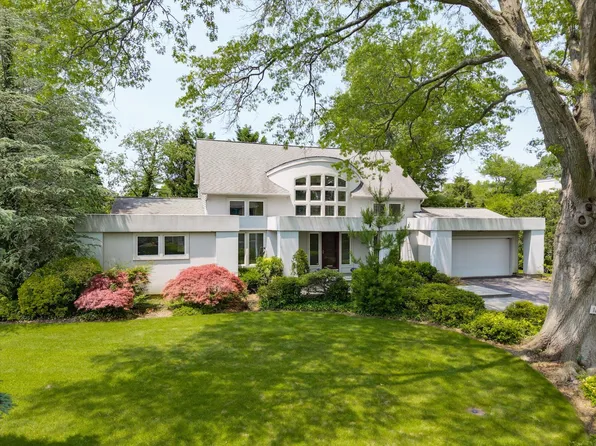 16 Polo Field Lane, Great Neck, NY 11020