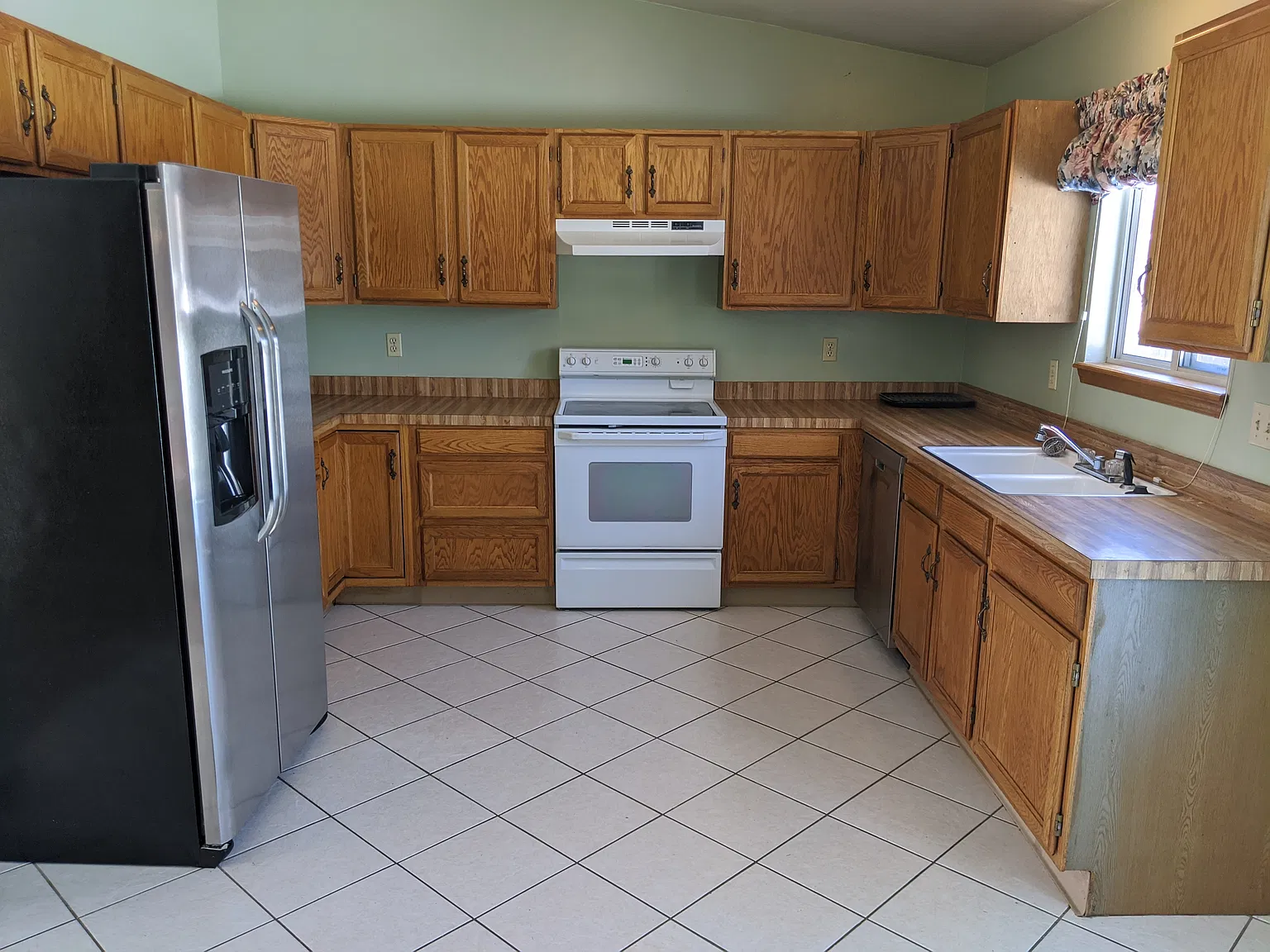 3 bed, 2.5 bath, 2012 sqft, $2,195 — Photo 1