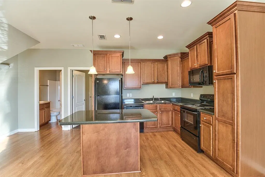 1956 Corvallis Ave — Photo 2