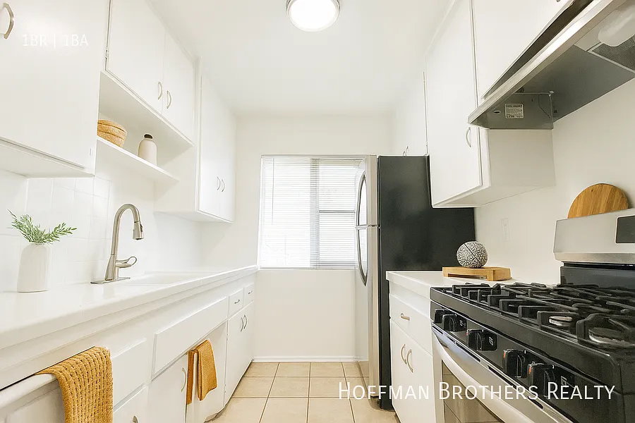 3956 Stevely Ave Los Angeles CA 90008 — Photo 1