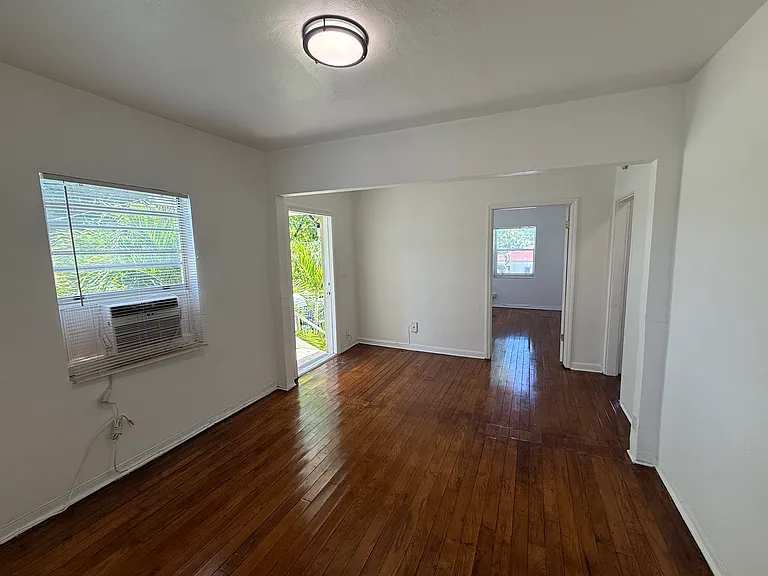 512 NE 68th St #UPSTAIR — Photo 4