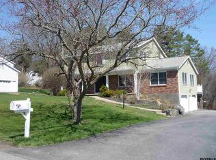 7 Valleywood Dr, Glenville, NY 12302