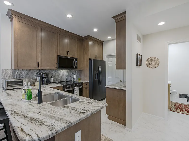 300 Stratford Ln #300 — Photo 2