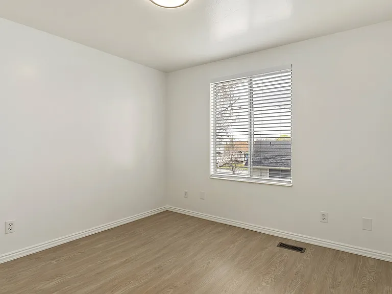 867 N 450 W — Photo 19