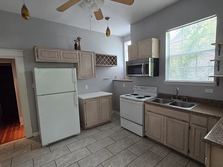827 W Woodlawn Ave #2 — Photo 6