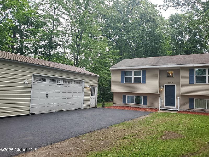 2nd image of 1278 Burgoyne Avenue