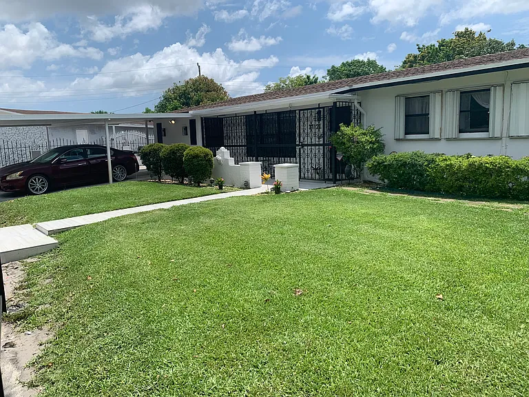 17121 NW 44th Ave — Photo 2
