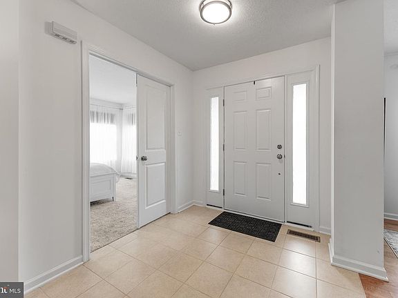 5th image of 143 Shady Hollow Dr