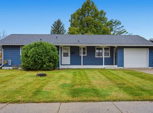 537 Maple Ln, Moorhead, MN 56560