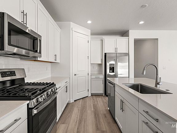 2nd image of 147 N Roscoe Ave