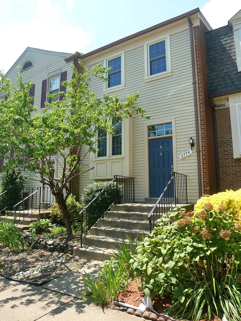 Bright And Beautifully Appointed 3bed/3bath Townhome In Vienna For Rent — Photo 1