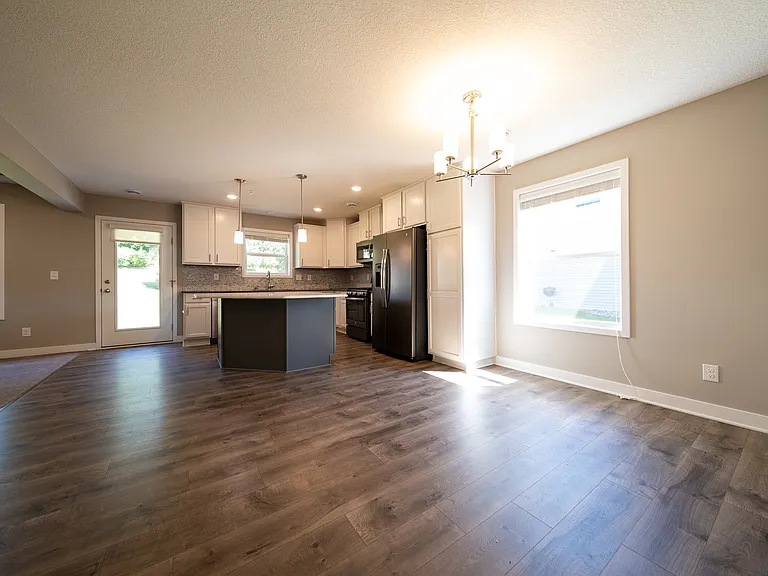 5874 Royalton Rd NE — Photo 8