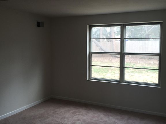4th image of 18 Tiffany Ln #B