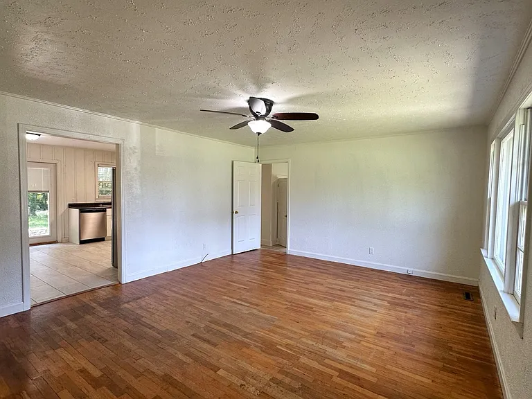 1703 Ryan Ave — Photo 1