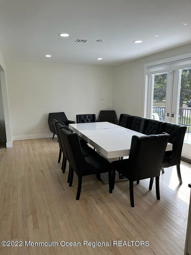 7 bed, 3252 sqft, $5,250 — Photo 4
