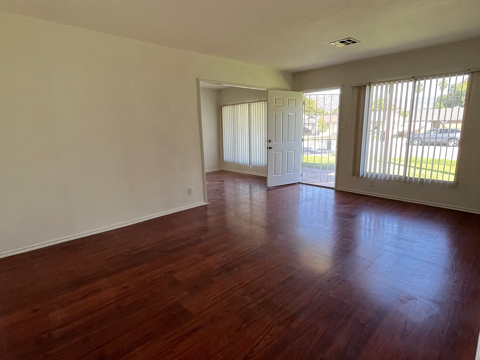 2 bed, 1043 sqft, $3,550 — Photo 3