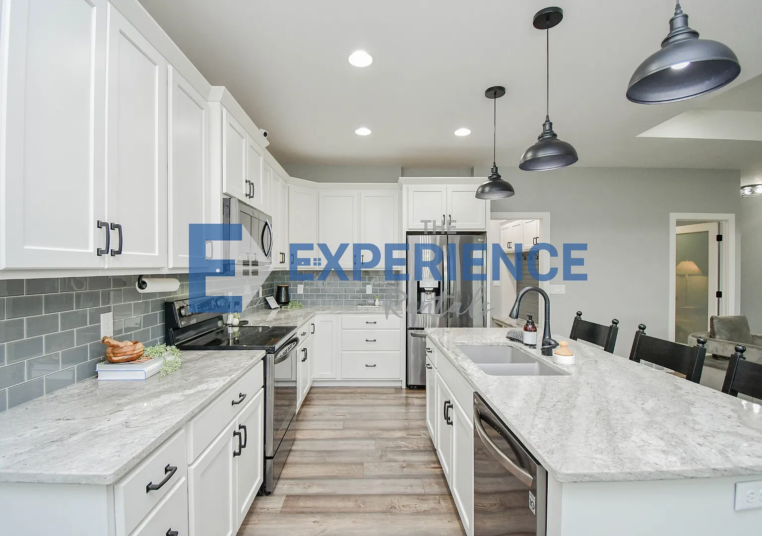 Spacious 5-Bedroom Home with Private Theater & Wet Bar! — Photo 4