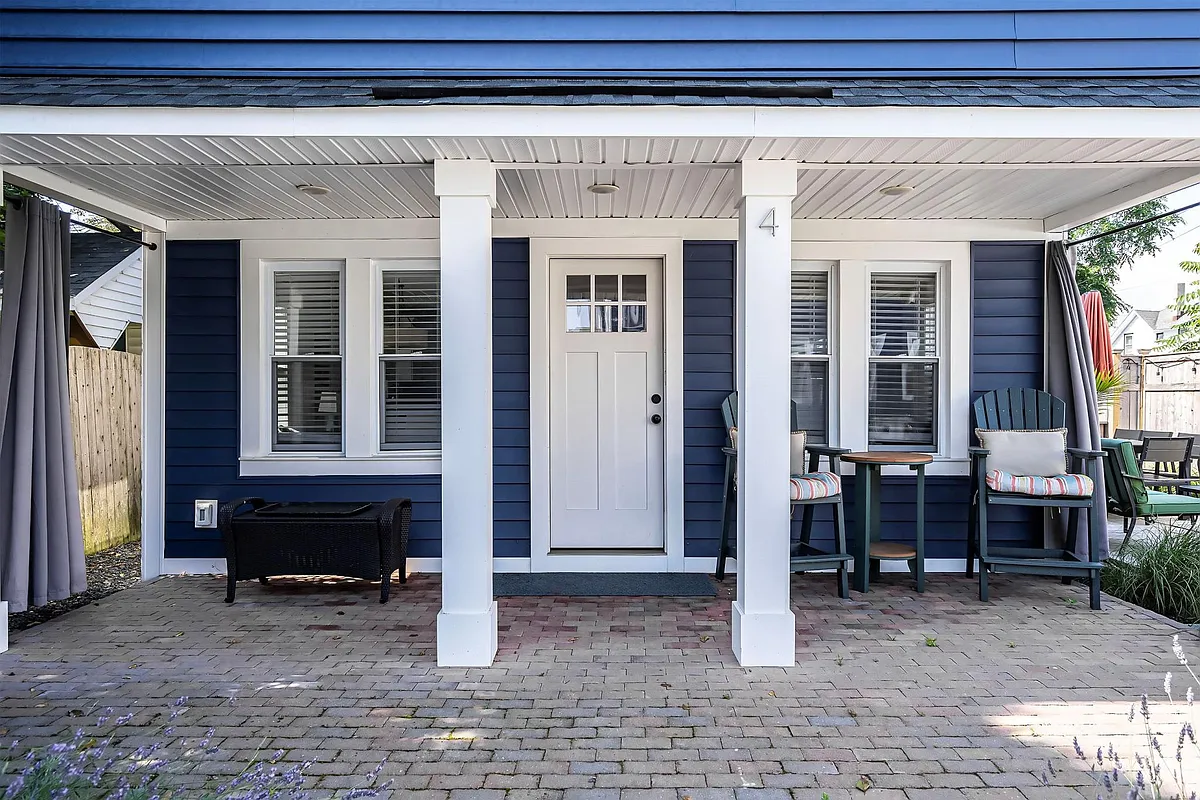 Front Porch - 205 10th Ave #4