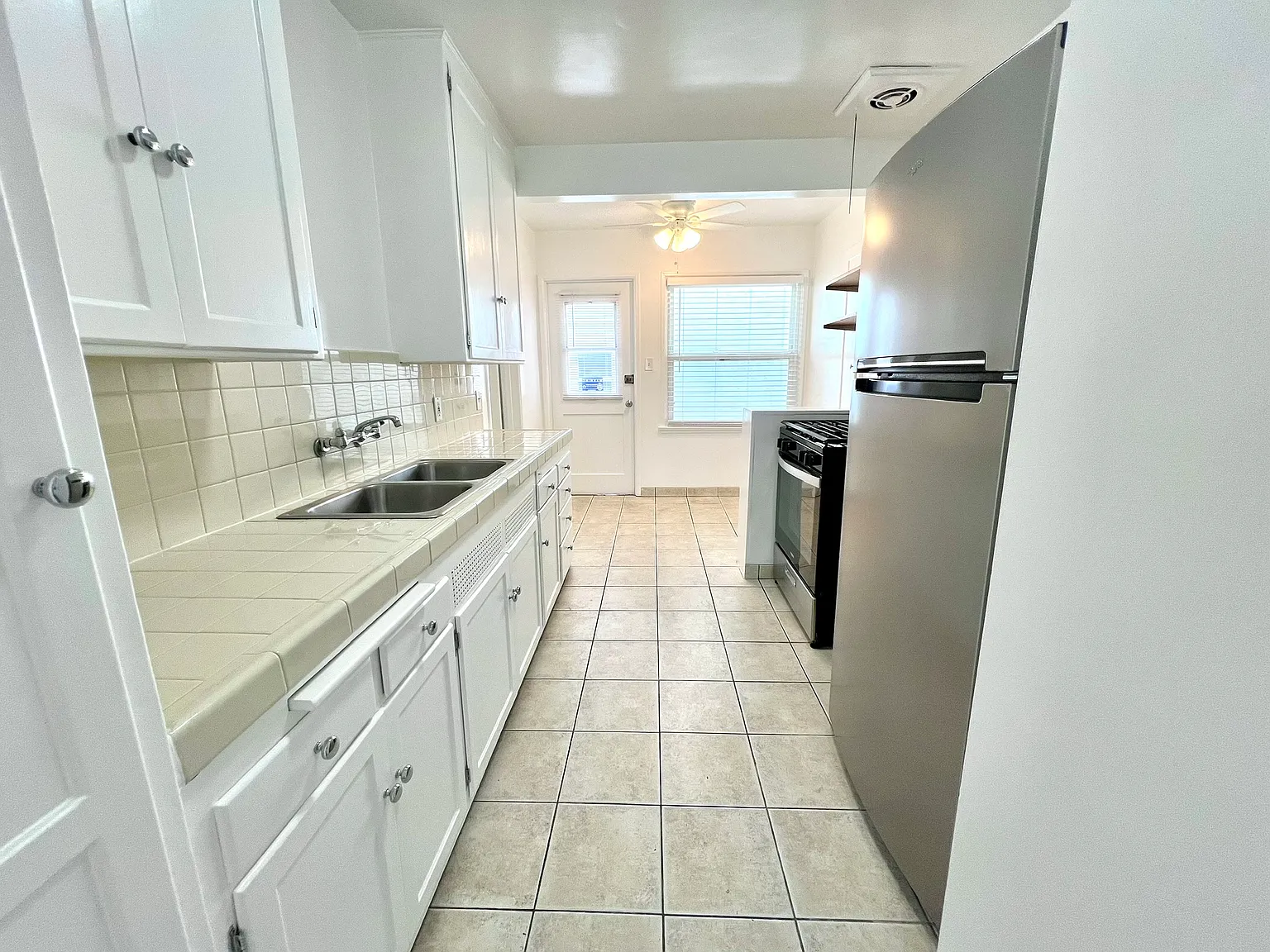 3 bed, 1000 sqft, $3,000 — Photo 4