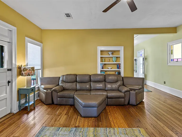 2927 Bernardo De Galvez Ave — Photo 15