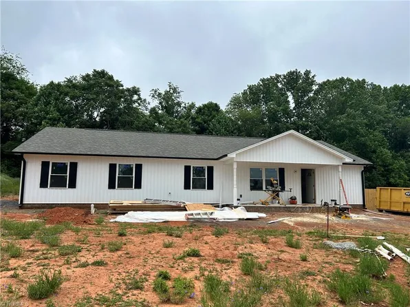 1013 Blue Dan Ln, Yadkinville, NC 27055