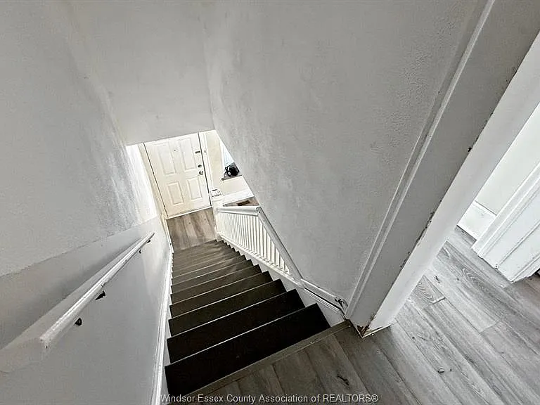 1424 Wyandotte St W — Photo 16