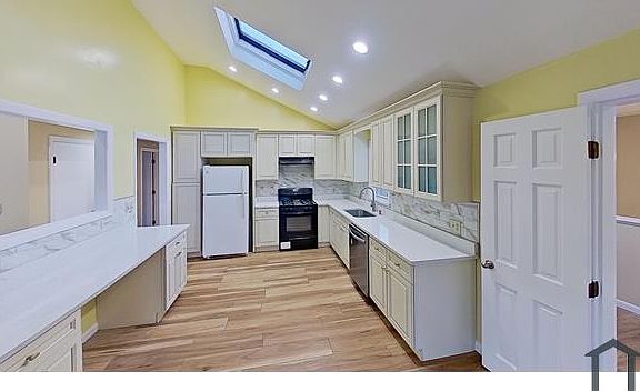 2nd image of 52 Rockefeller St Floor 2