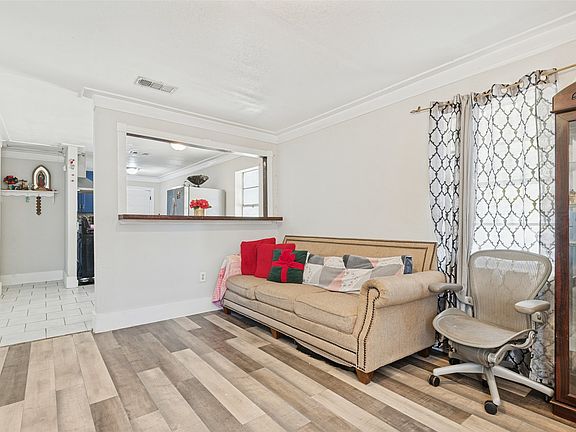 4th image of 2421 Boyd St